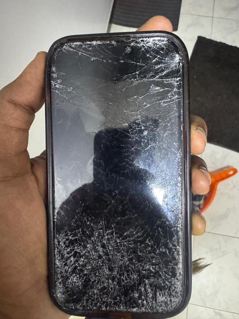 iPhone 15 Pro Screen Shattered - iPhone Q&A - iRobinPro